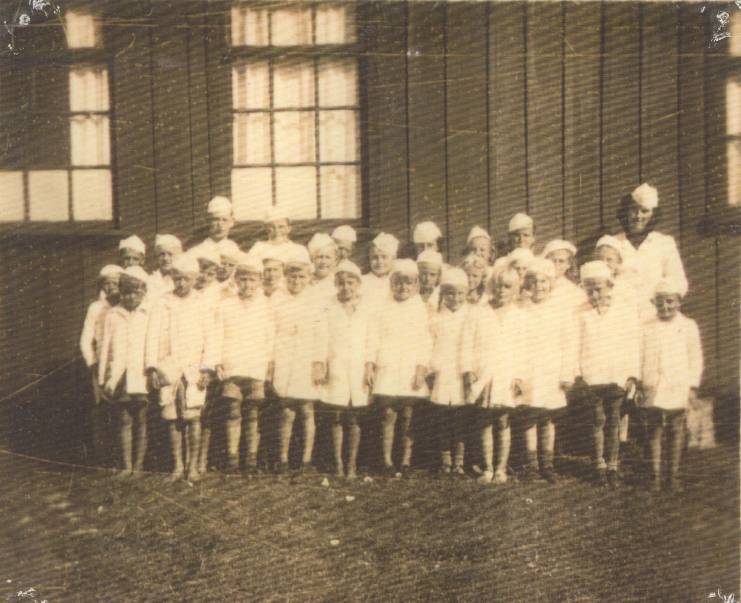 1938 - Professora Geralda Harms com seus alunos, atrás da escola